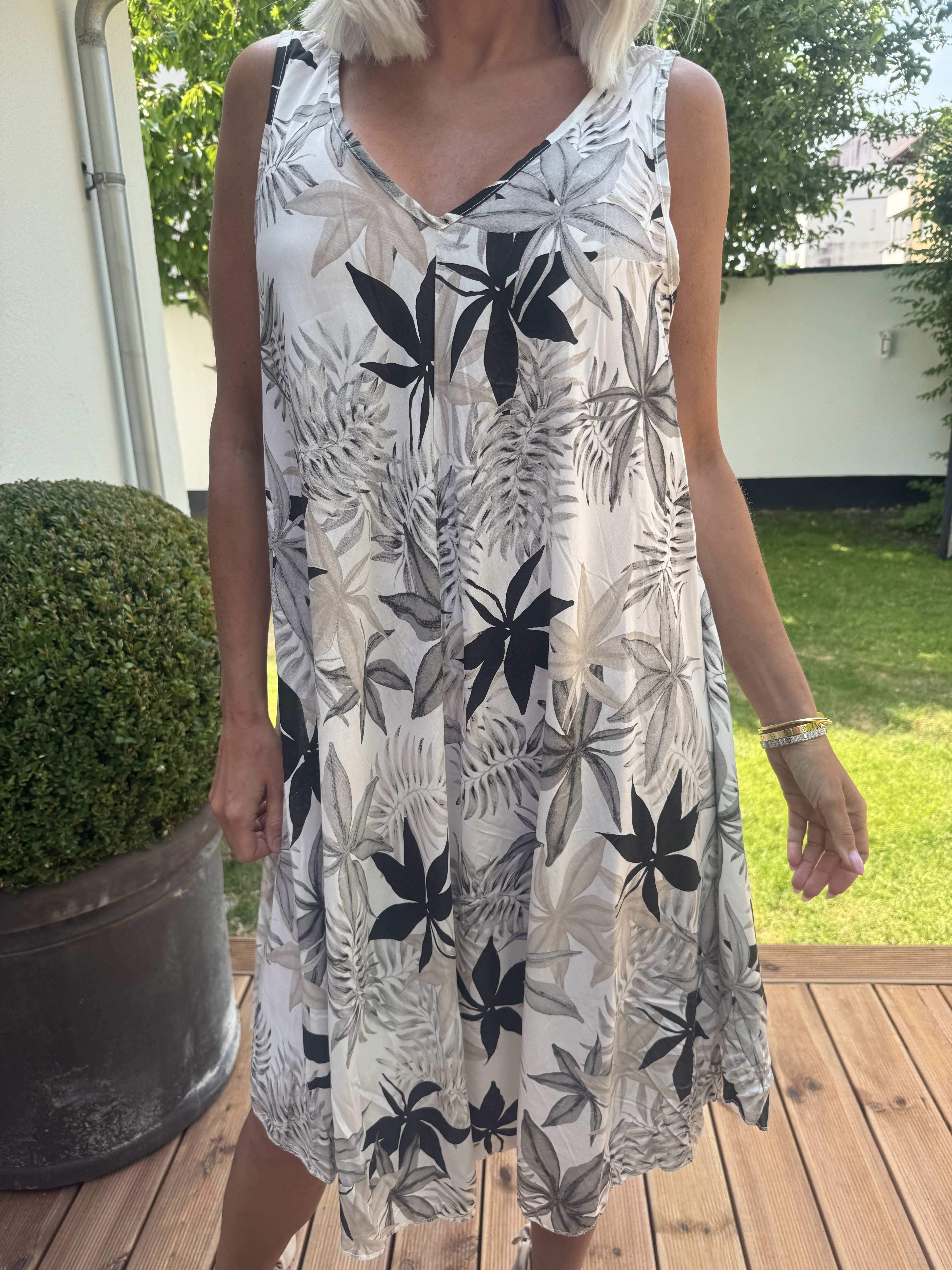 Sigri - Söt blommig klänning i viskos med breda axelband